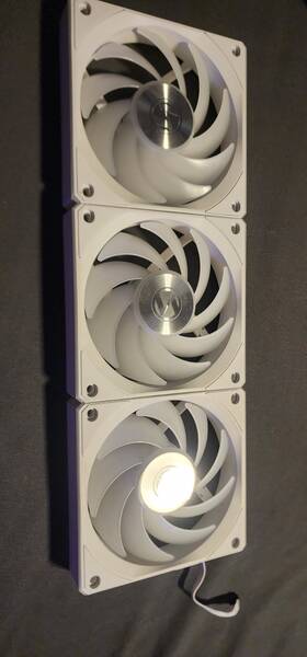 Lqle0921w0554 Lian Li White Case Fan Triple Pack 2100 Rpm 12v Model